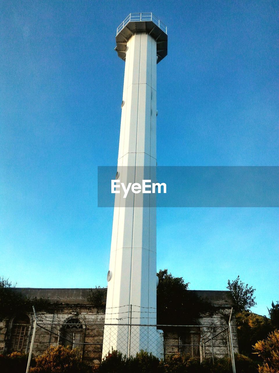 LOW ANGLE VIEW OF BUILDING AGAINST BLUE SKY