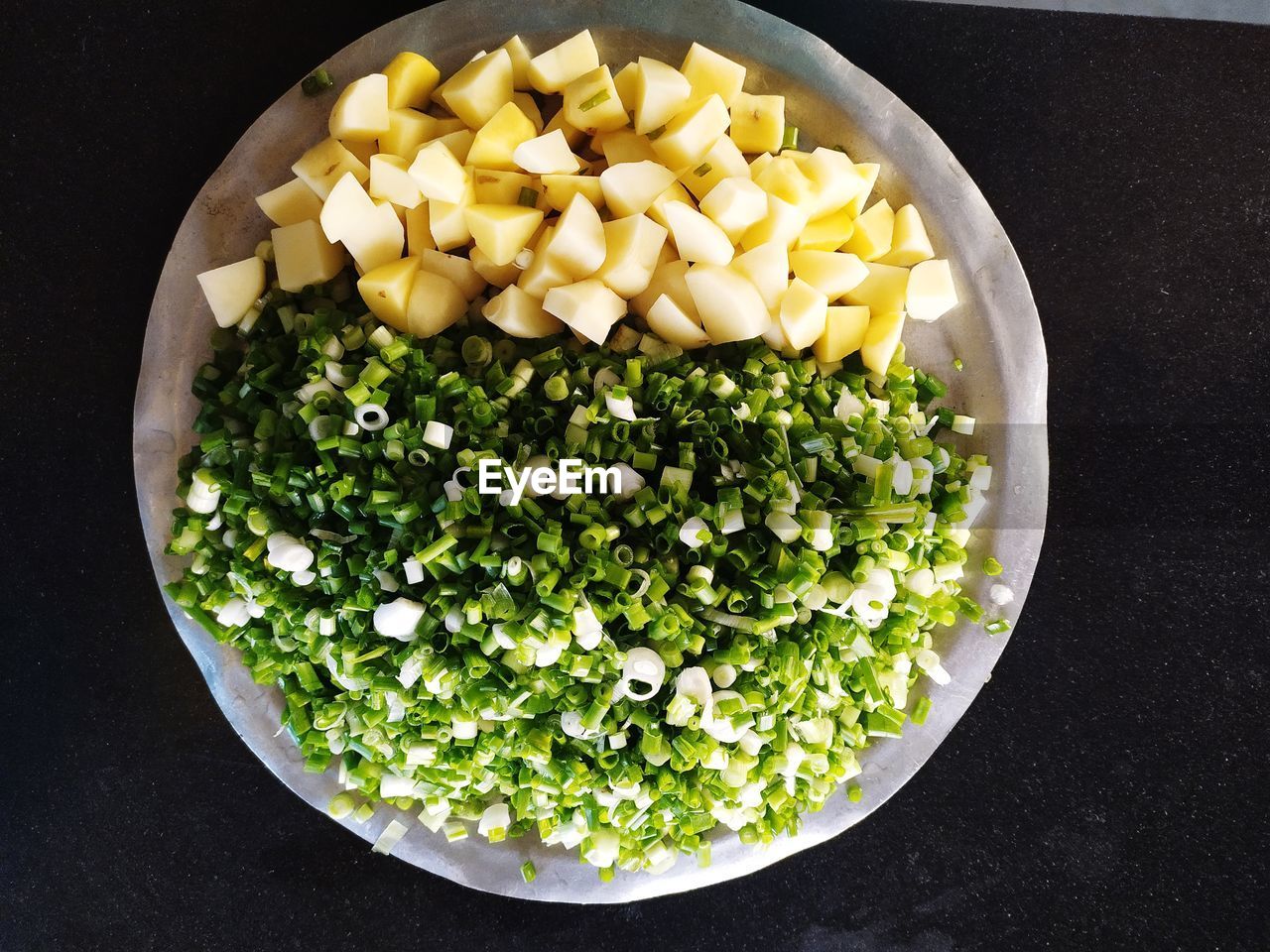 DIRECTLY ABOVE SHOT OF CHOPPED VEGETABLES IN BOWL