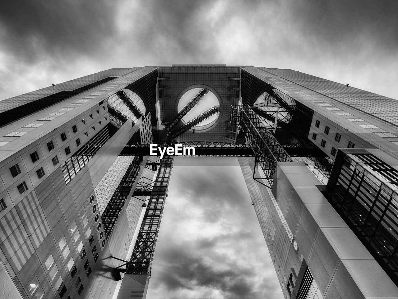 LOW ANGLE VIEW OF BUILDINGS AGAINST SKY