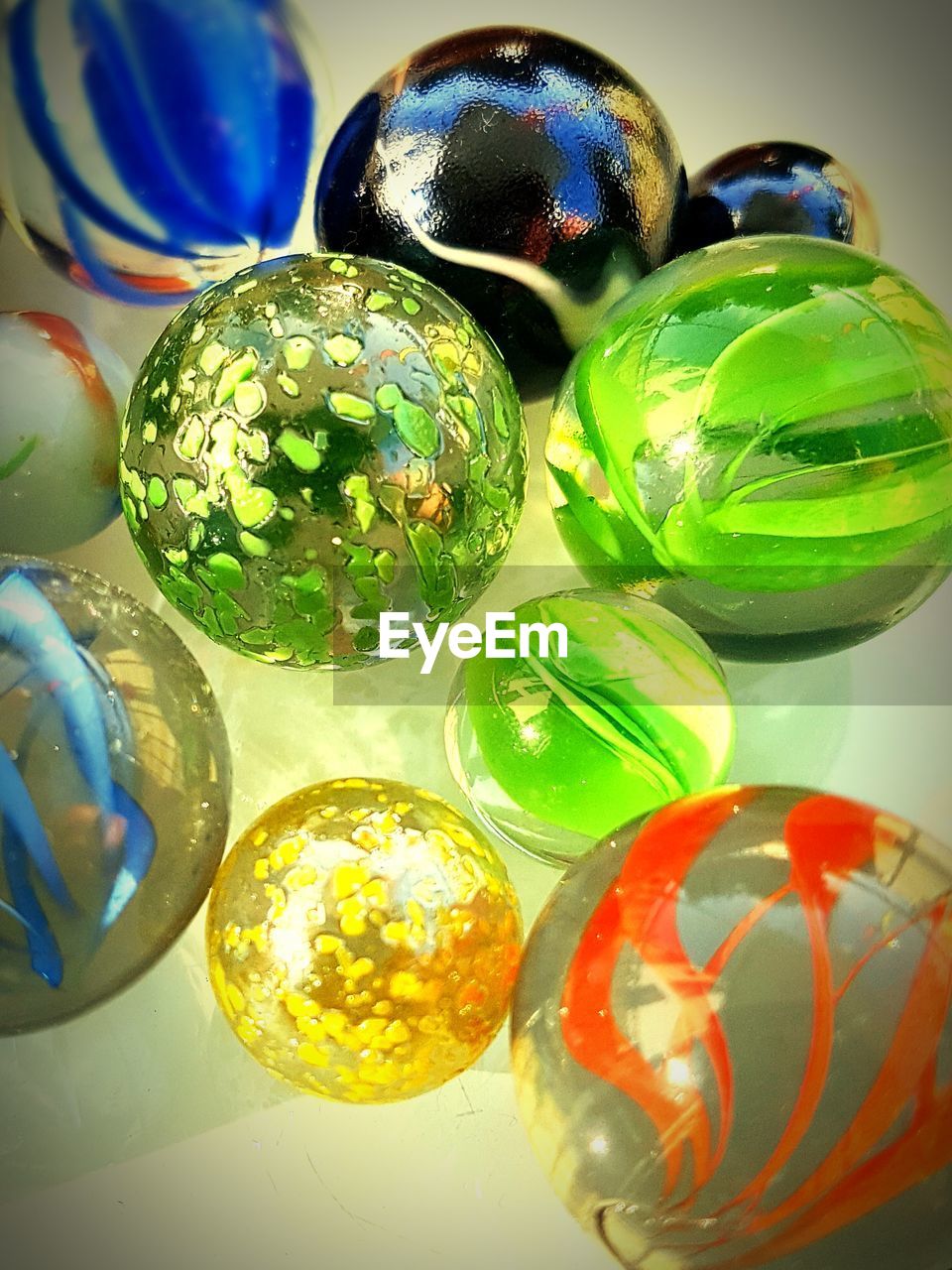 CLOSE-UP OF MULTI COLORED BALLS IN BALL