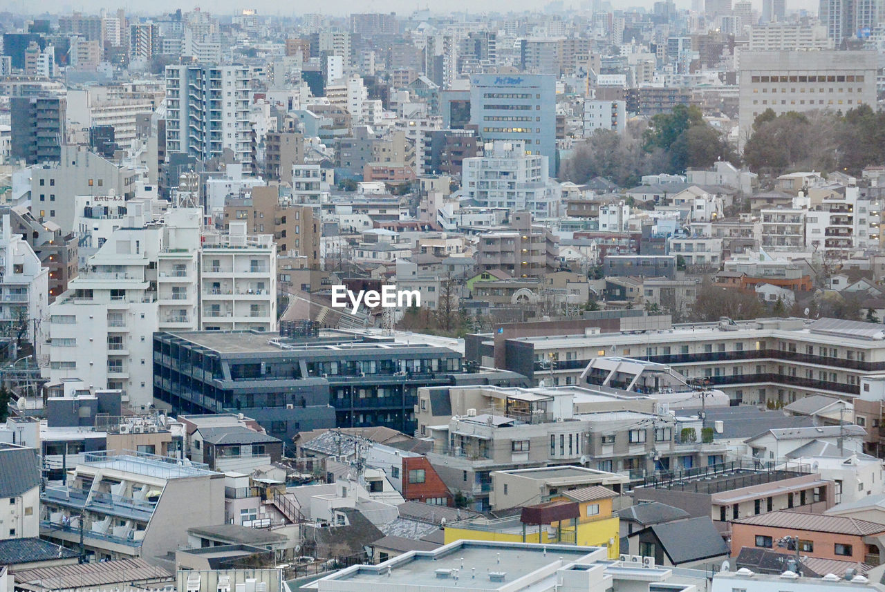 HIGH ANGLE VIEW OF BUILDINGS IN TOWN