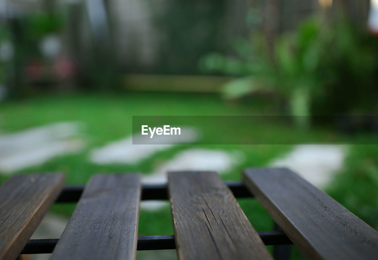 EMPTY BENCH IN PARK