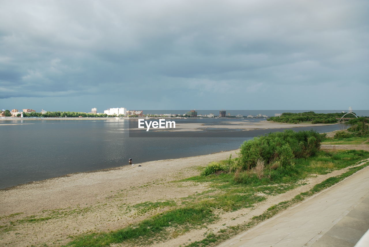 SCENIC VIEW OF SEA AGAINST SKY IN CITY