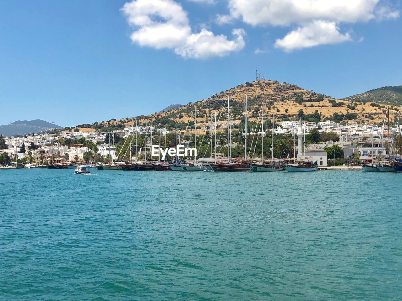 VIEW OF SEA AND BUILDINGS IN CITY