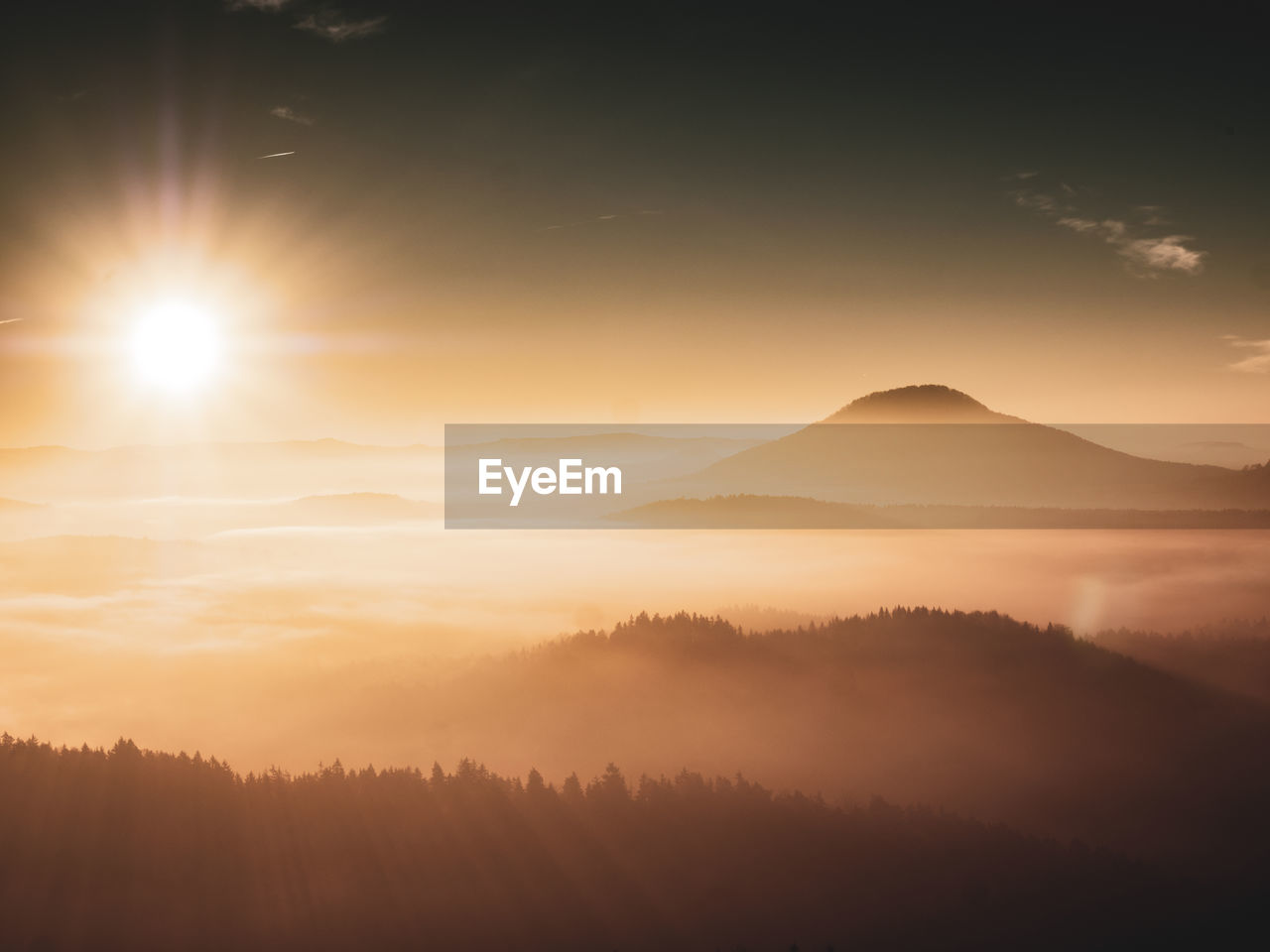 SCENIC VIEW OF SILHOUETTE MOUNTAIN AGAINST SKY AT SUNSET