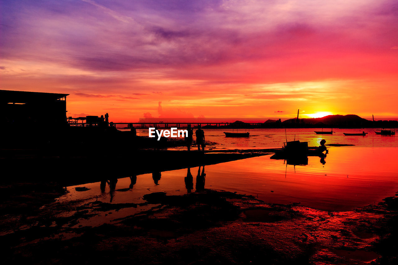 SCENIC VIEW OF DRAMATIC SKY OVER SEA