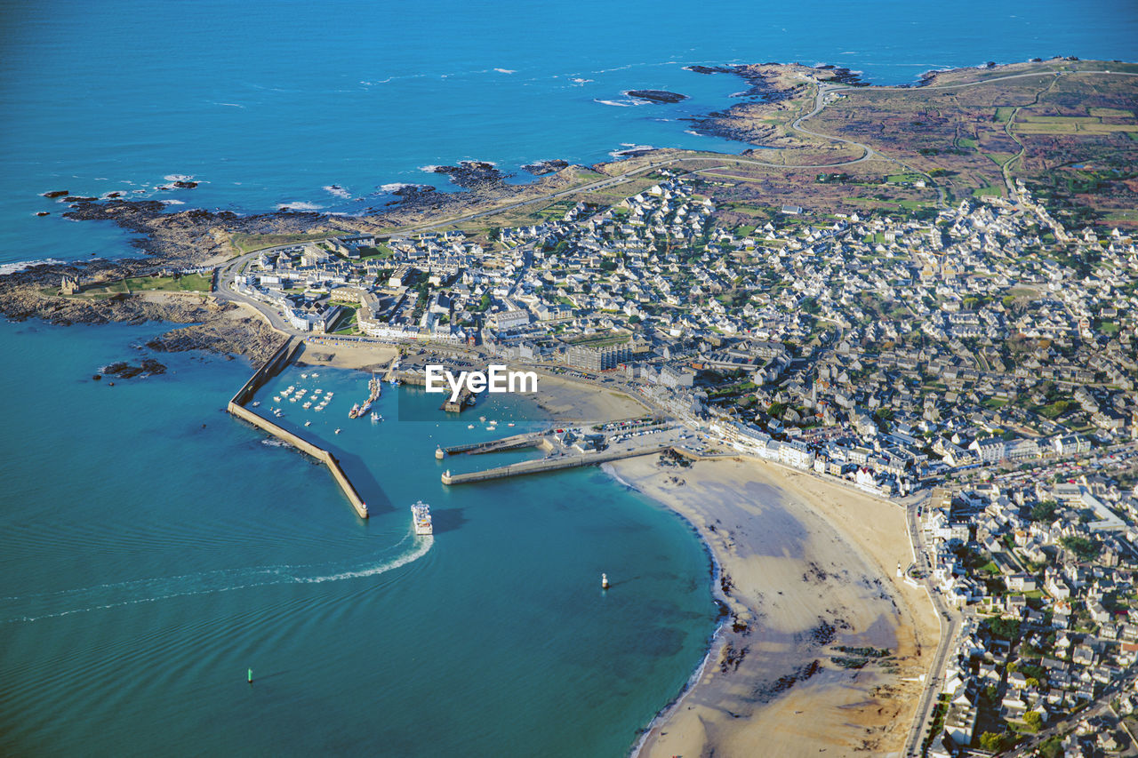 HIGH ANGLE VIEW OF SEA AND CITY