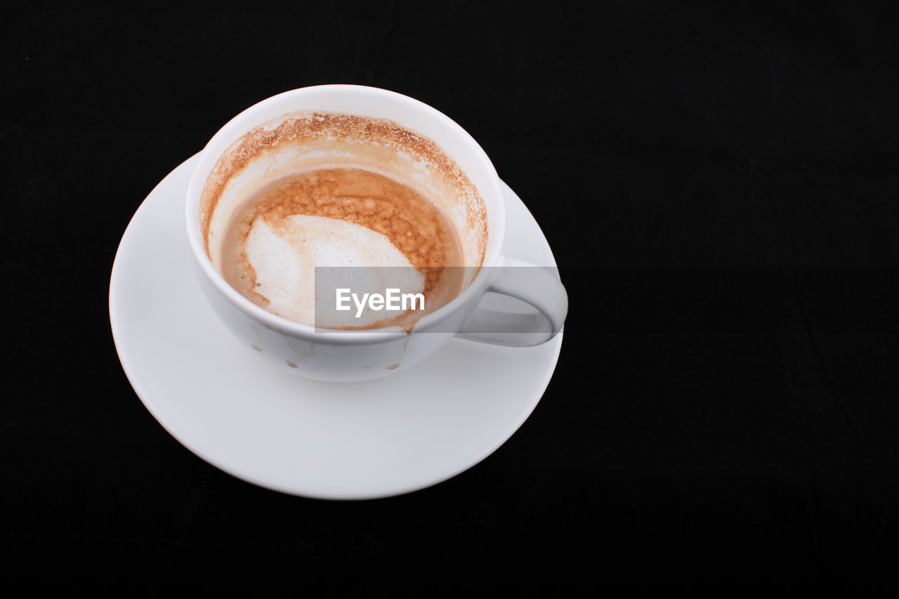 HIGH ANGLE VIEW OF COFFEE CUP ON TABLE