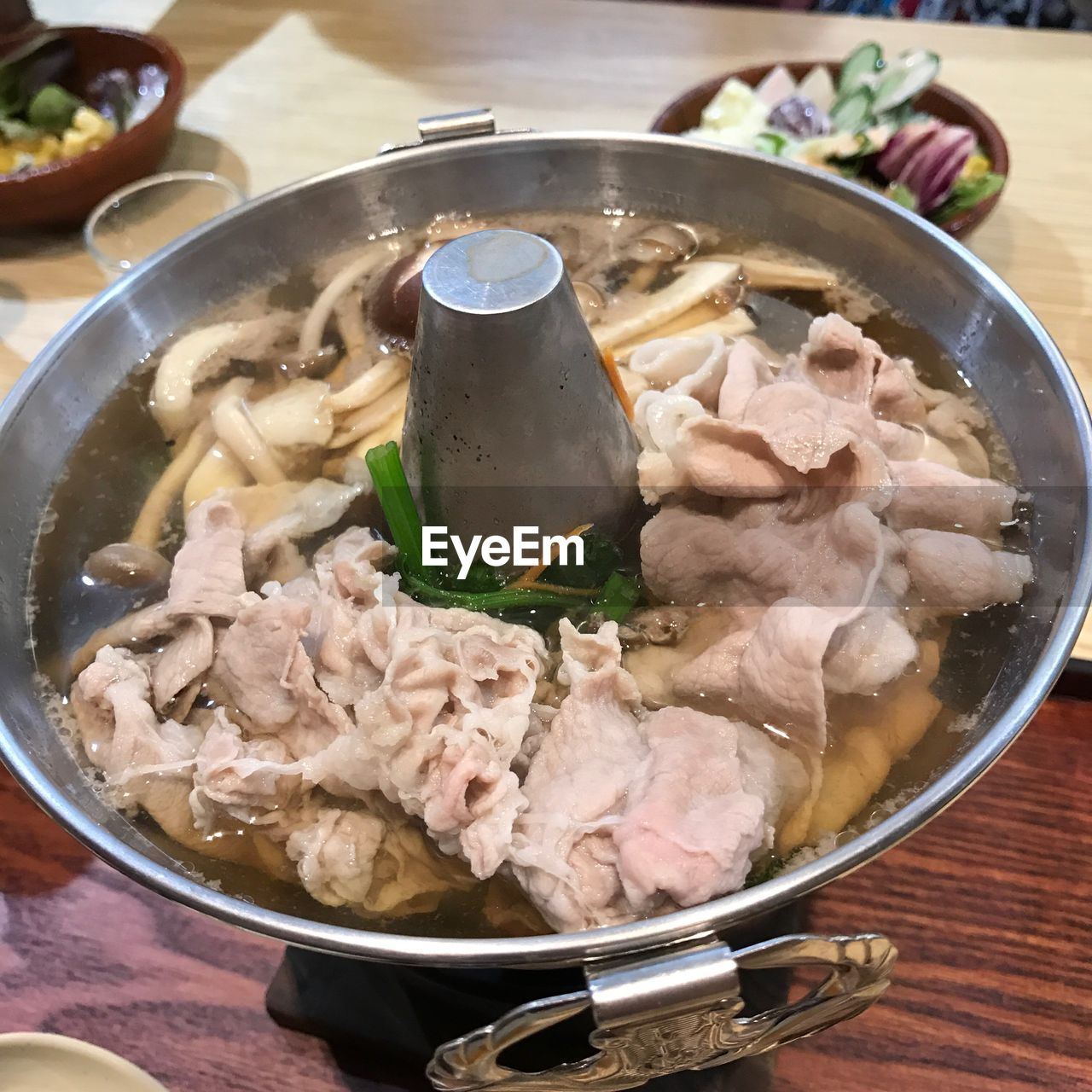 HIGH ANGLE VIEW OF SOUP IN BOWL ON TABLE