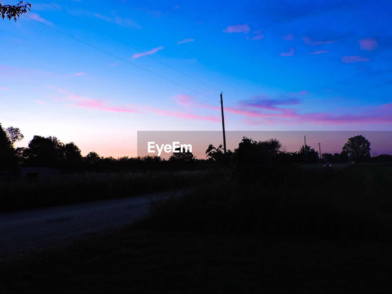 SCENIC VIEW OF LANDSCAPE AT SUNSET