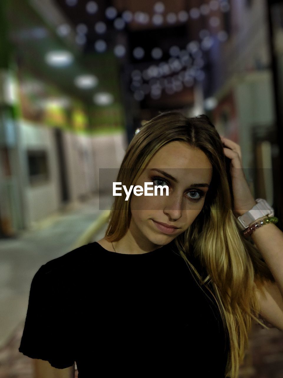 PORTRAIT OF A BEAUTIFUL YOUNG WOMAN IN A SMILING