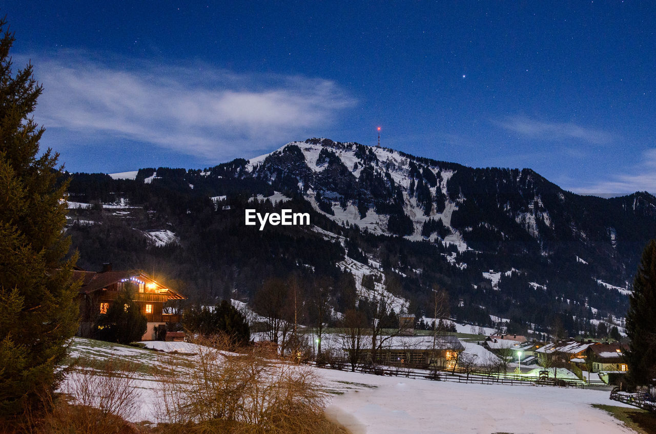 SCENIC VIEW OF SNOW COVERED MOUNTAINS AGAINST SKY