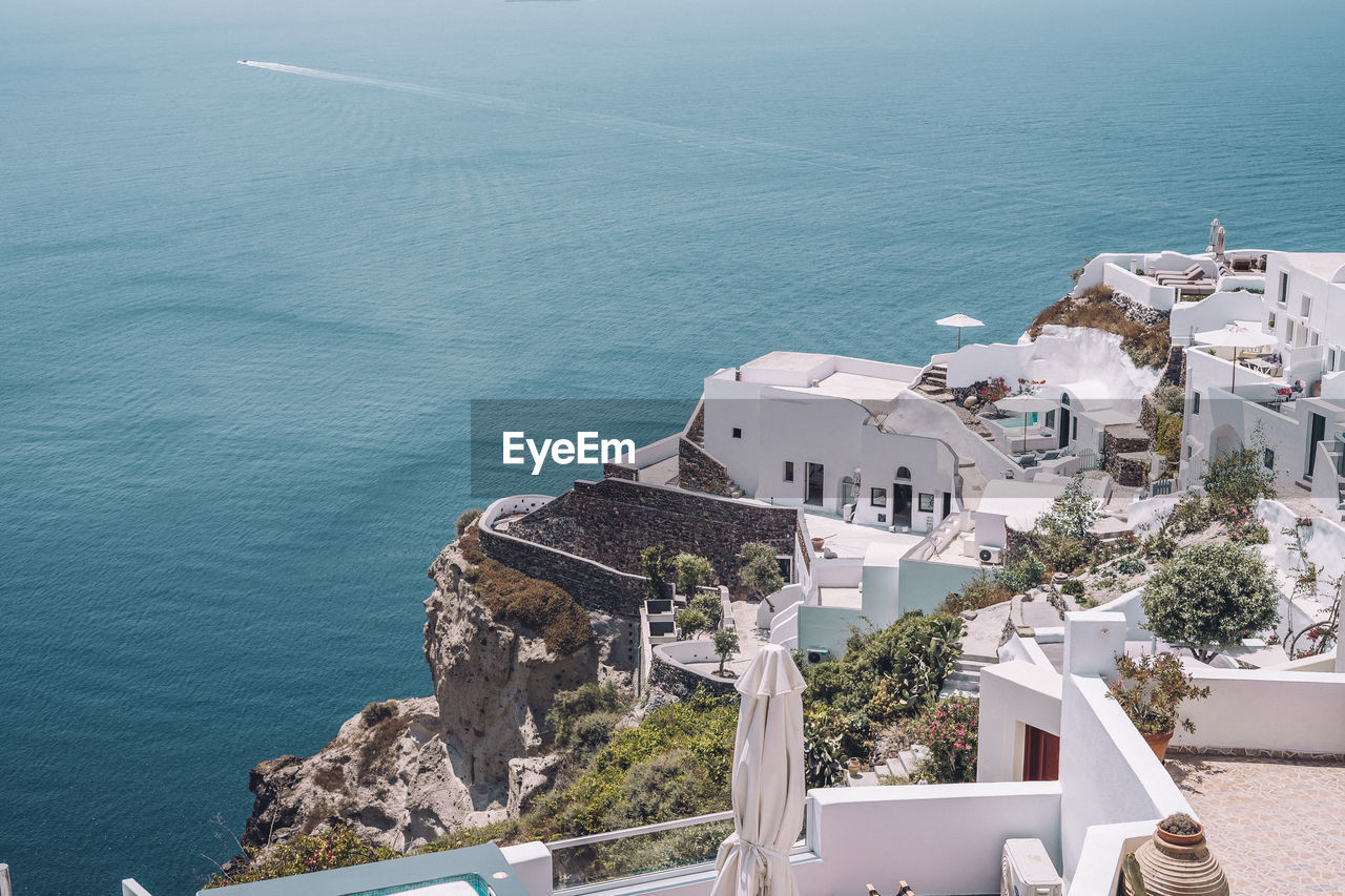 HIGH ANGLE VIEW OF BUILDINGS ON SEA