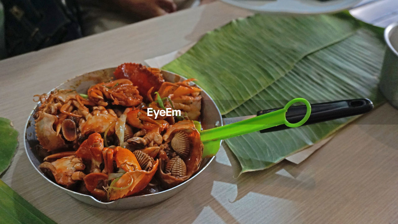 HIGH ANGLE VIEW OF SEAFOOD IN PLATE