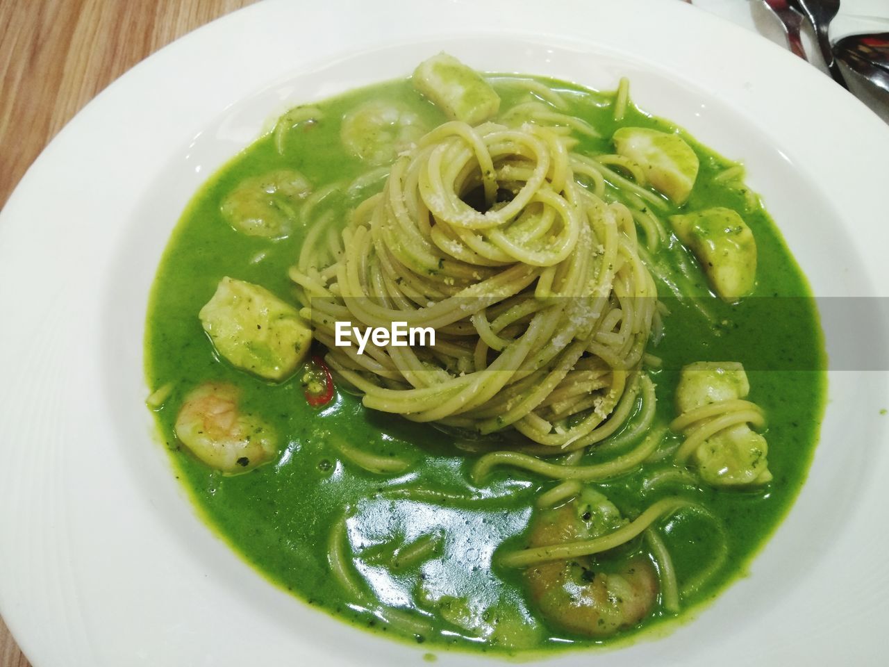 CLOSE-UP OF NOODLES WITH VEGETABLES IN PLATE