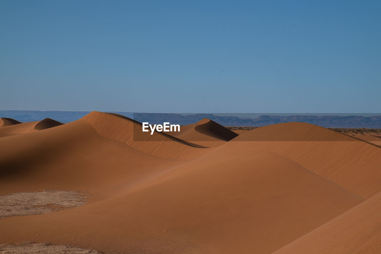 SCENIC VIEW OF DESERT AGAINST SKY