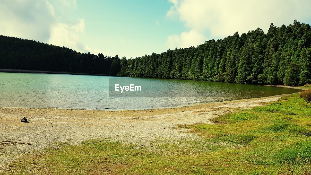 PANORAMIC SHOT OF LAKE AGAINST SKY