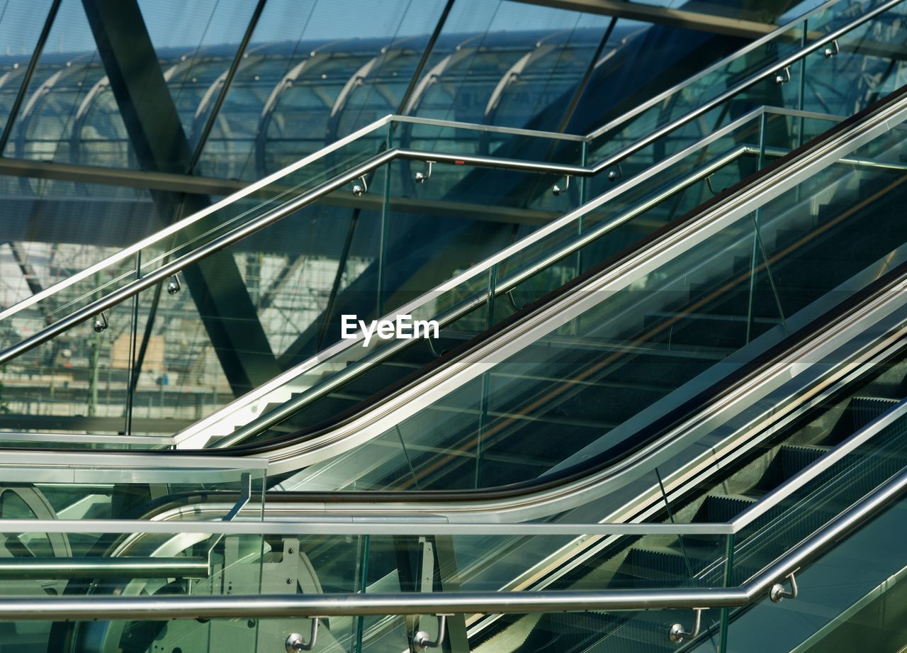 LOW ANGLE VIEW OF STAIRCASE OF BUILDING