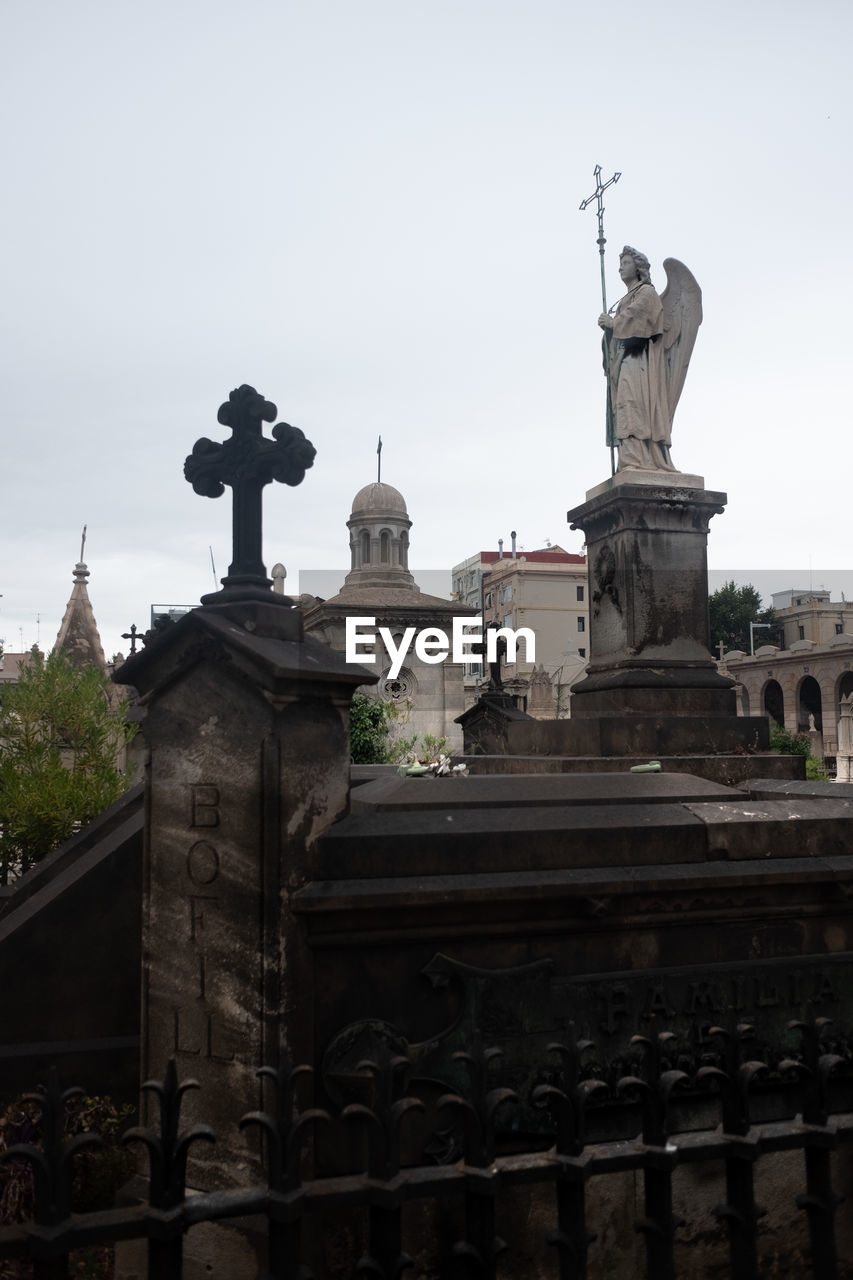 LOW ANGLE VIEW OF STATUE AGAINST SKY