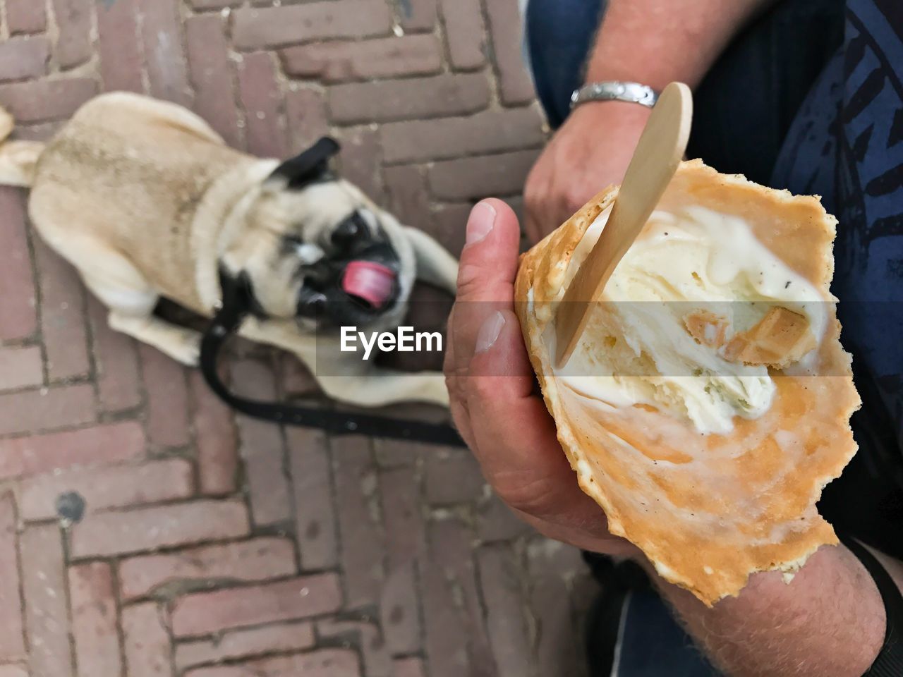 CLOSE-UP OF HAND HOLDING ICE CREAM CONE