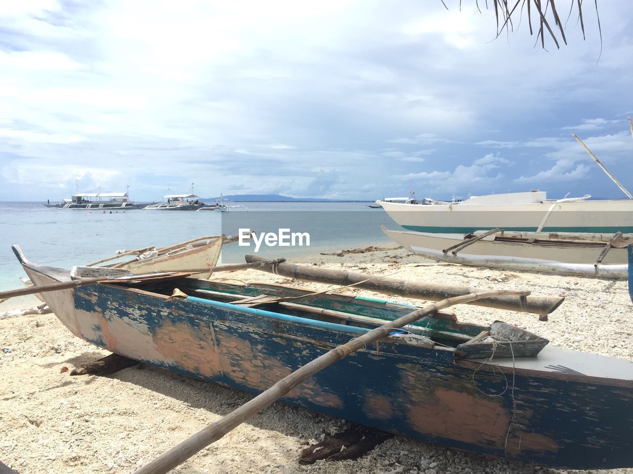 BOATS MOORED ON SEA AGAINST SKY