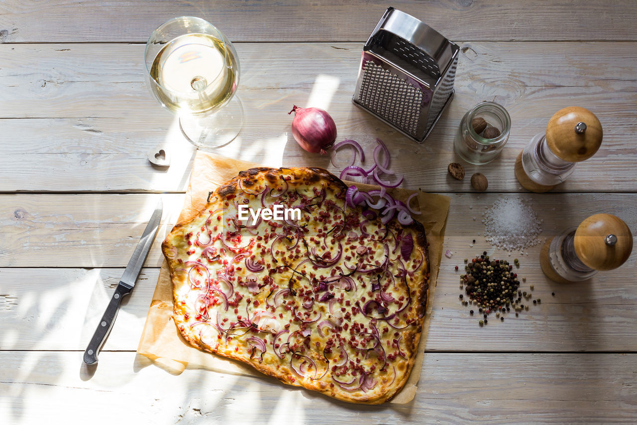 HIGH ANGLE VIEW OF PIZZA IN GLASS CONTAINER ON TABLE