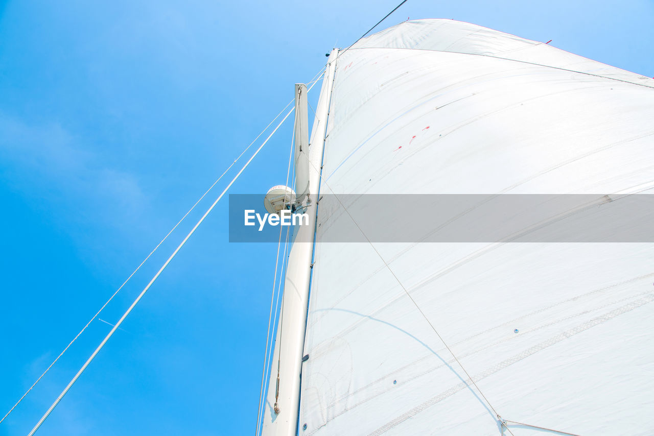 LOW ANGLE VIEW OF SAILBOAT SAILING IN SKY