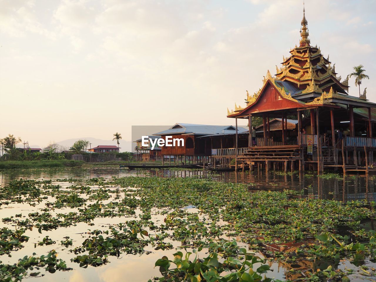 VIEW OF PAGODA AGAINST BUILDING