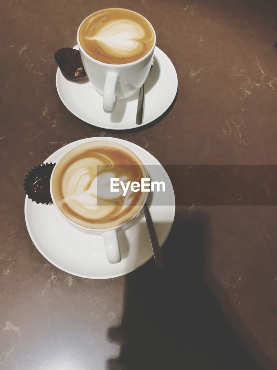 HIGH ANGLE VIEW OF COFFEE CUP WITH TEA