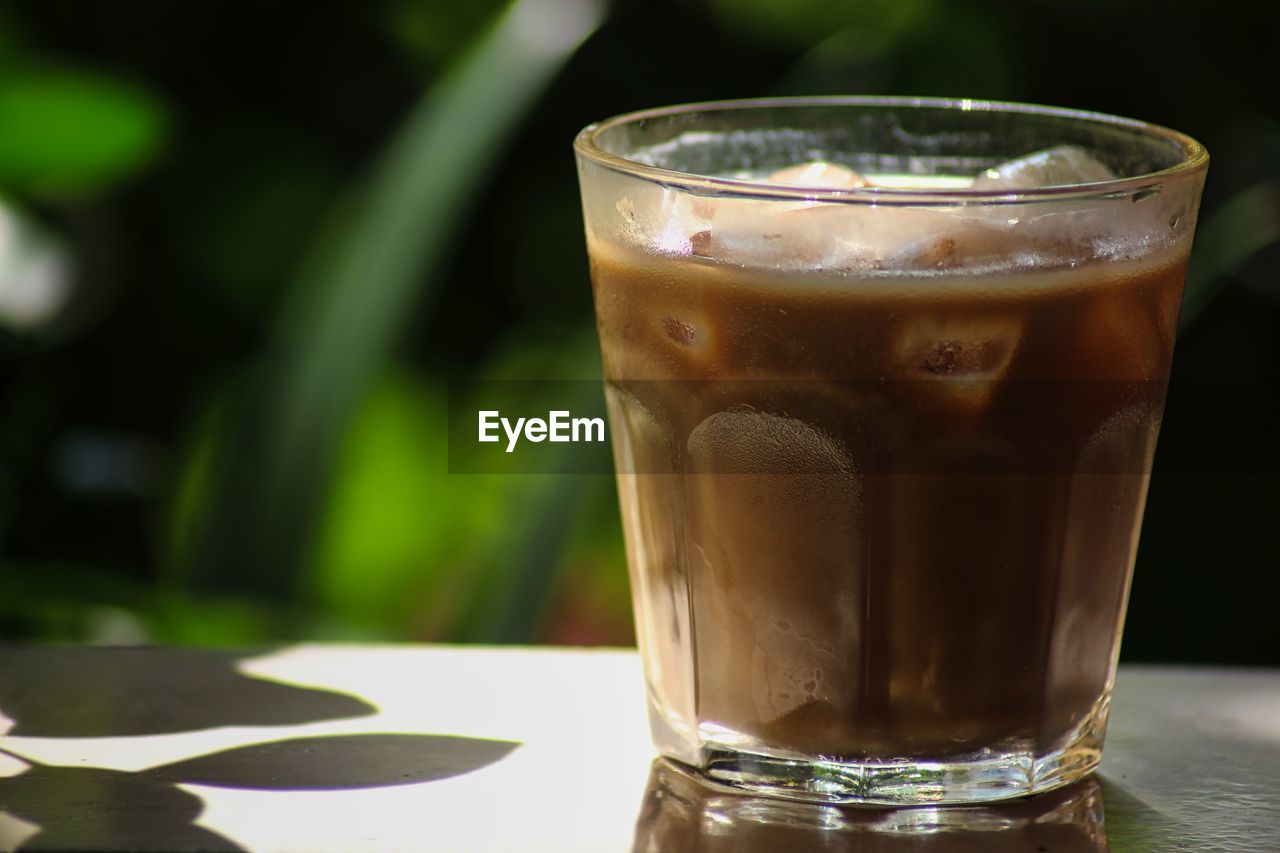 CLOSE-UP OF COFFEE IN GLASS