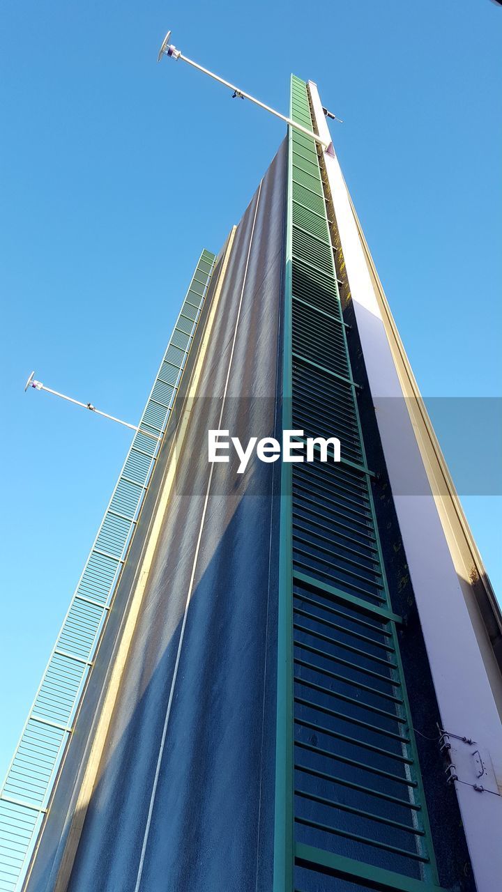 LOW ANGLE VIEW OF MODERN BUILDING AGAINST CLEAR SKY