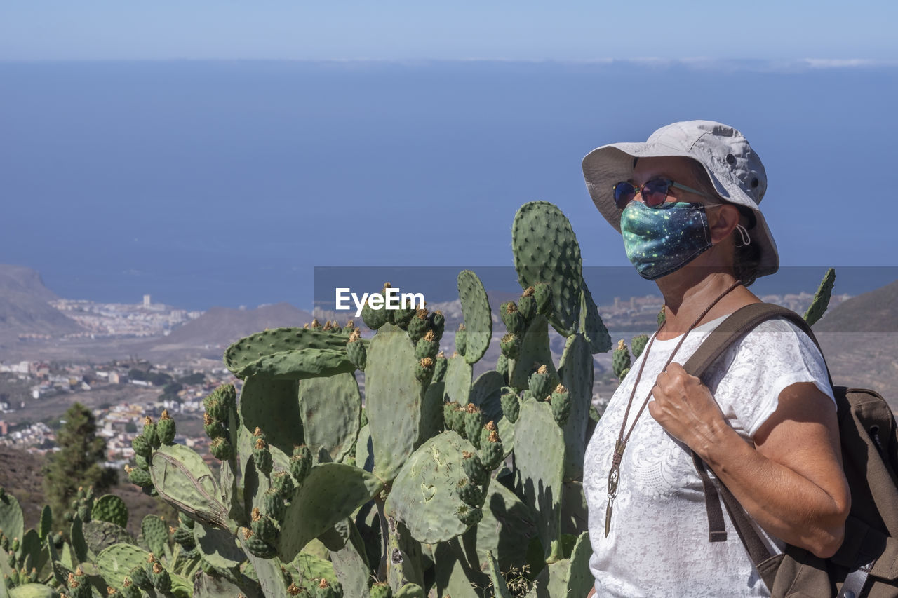 SIDE VIEW OF WOMAN WEARING SUNGLASSES