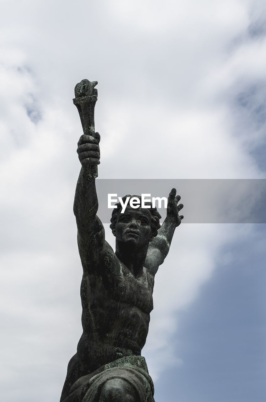 LOW ANGLE VIEW OF ANGEL STATUE AGAINST SKY