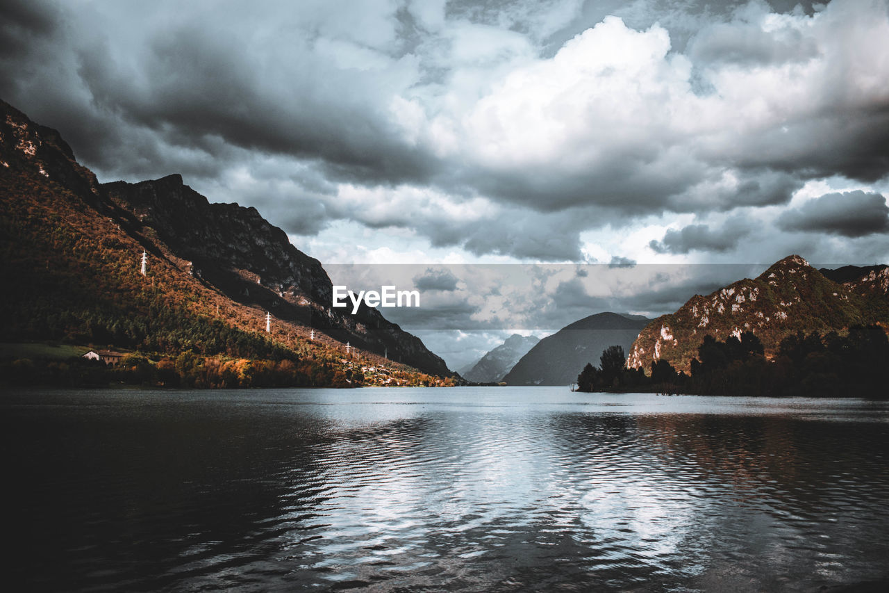 LAKE BY MOUNTAINS AGAINST SKY