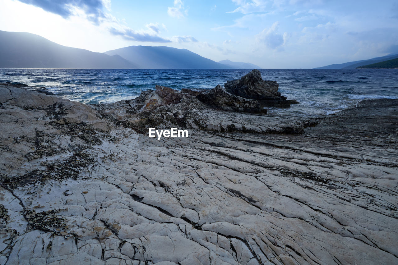 SCENIC VIEW OF SEA AND MOUNTAINS AGAINST SKY