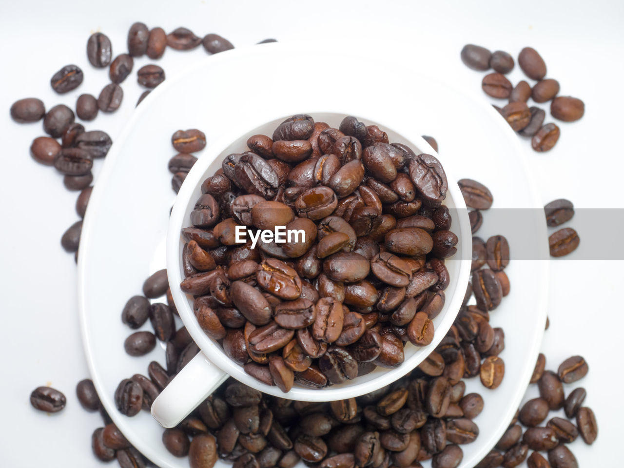 HIGH ANGLE VIEW OF COFFEE BEANS IN GLASS