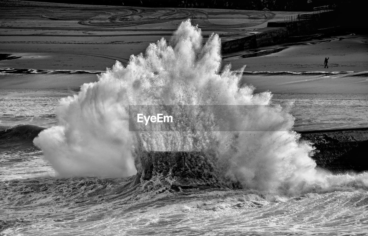 PANORAMIC VIEW OF WAVES SPLASHING ON SHORE