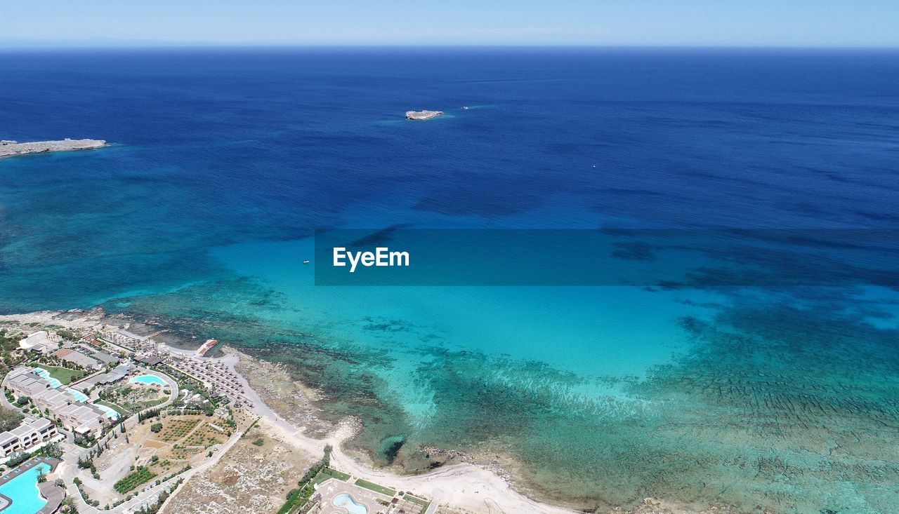 HIGH ANGLE VIEW OF BEACH AGAINST SKY