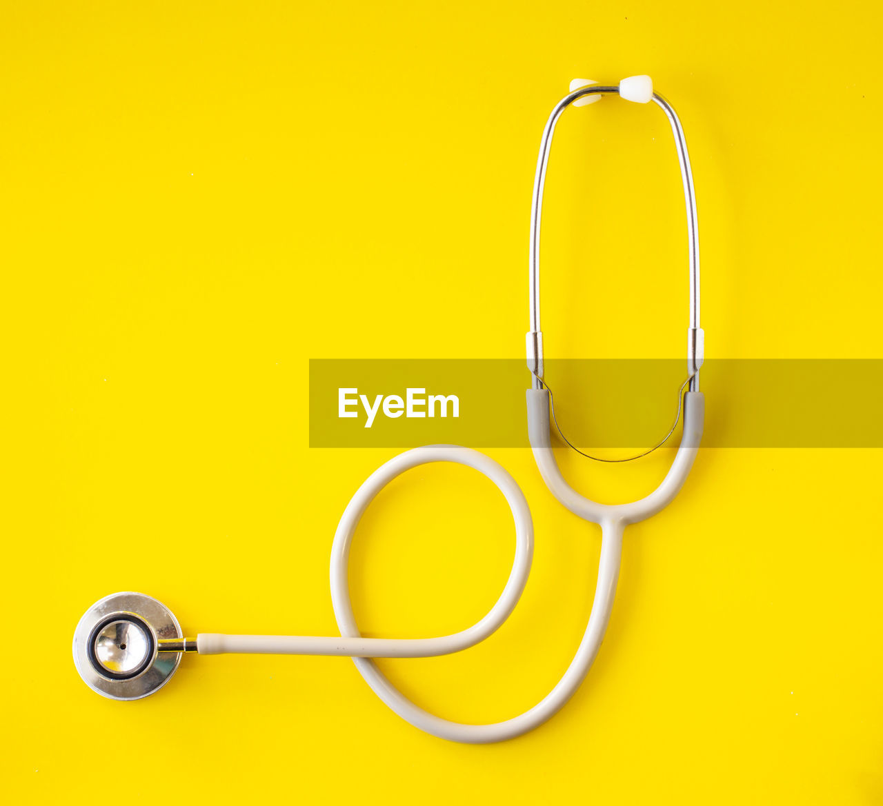 yellow, stethoscope, medical equipment, colored background, medical instrument, medical supplies, yellow background, studio shot, no people, healthcare and medicine, font, indoors, circle, copy space, cut out