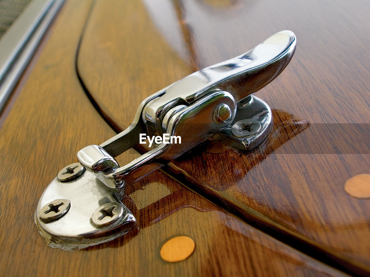 HIGH ANGLE VIEW OF KEY ON WOODEN TABLE