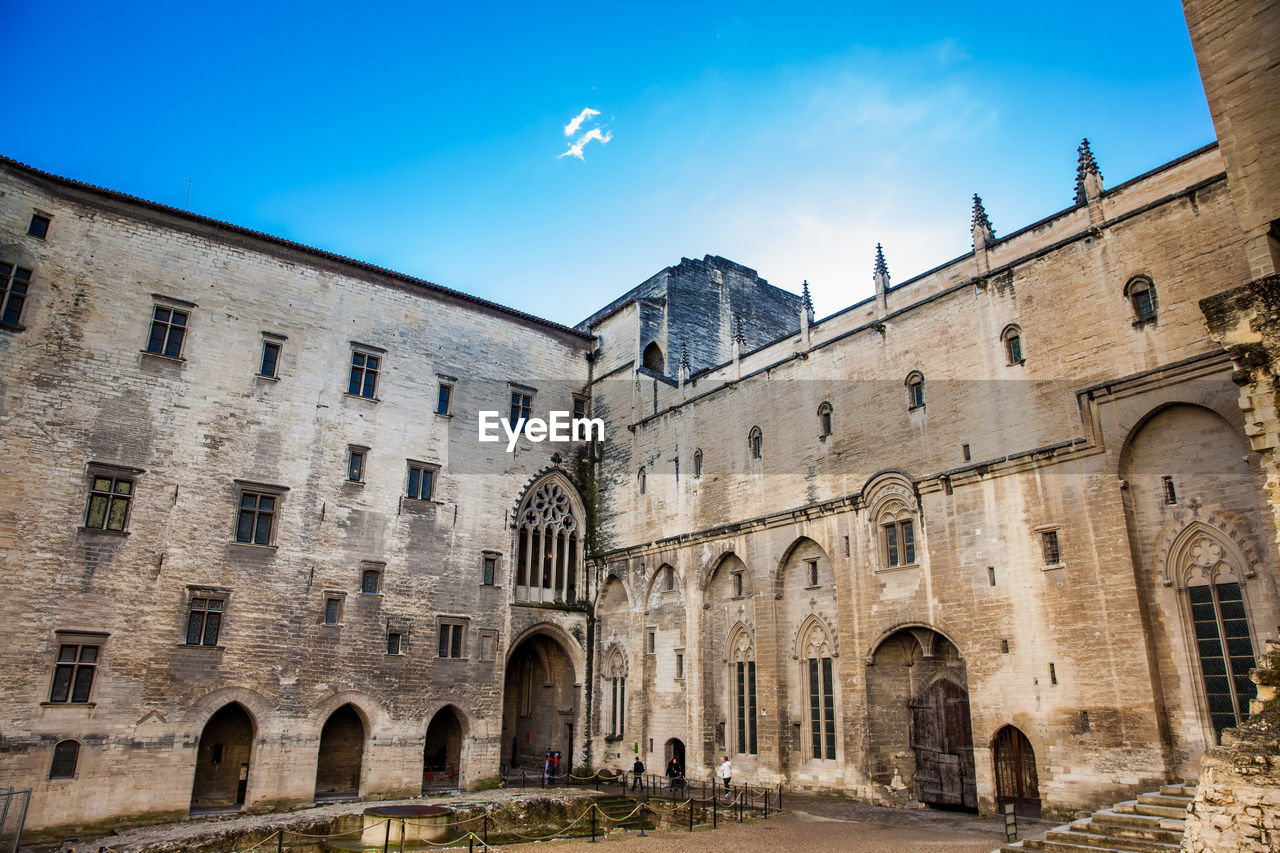 LOW ANGLE VIEW OF HISTORICAL BUILDING