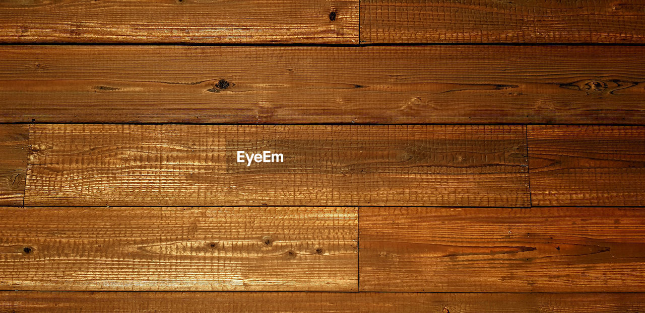 FULL FRAME SHOT OF WOODEN PLANKS