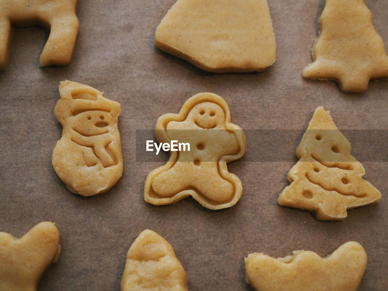 CLOSE-UP OF COOKIES ON PLATE