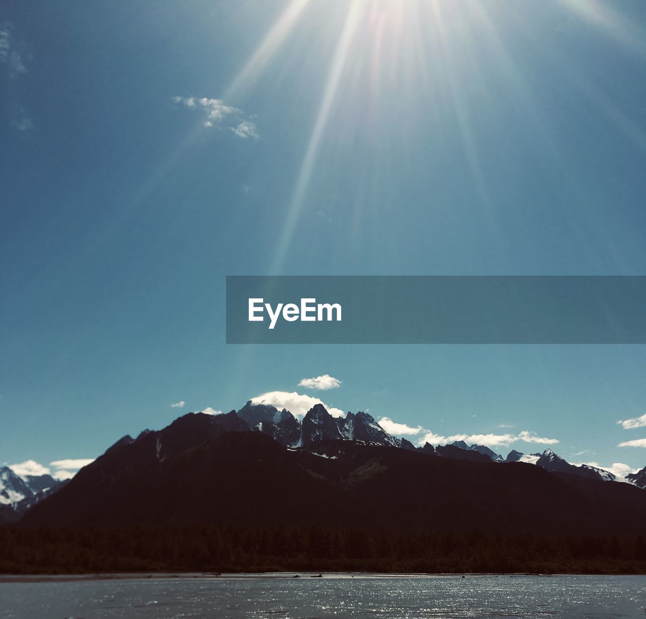 SCENIC VIEW OF SNOWCAPPED MOUNTAINS ON SUNNY DAY