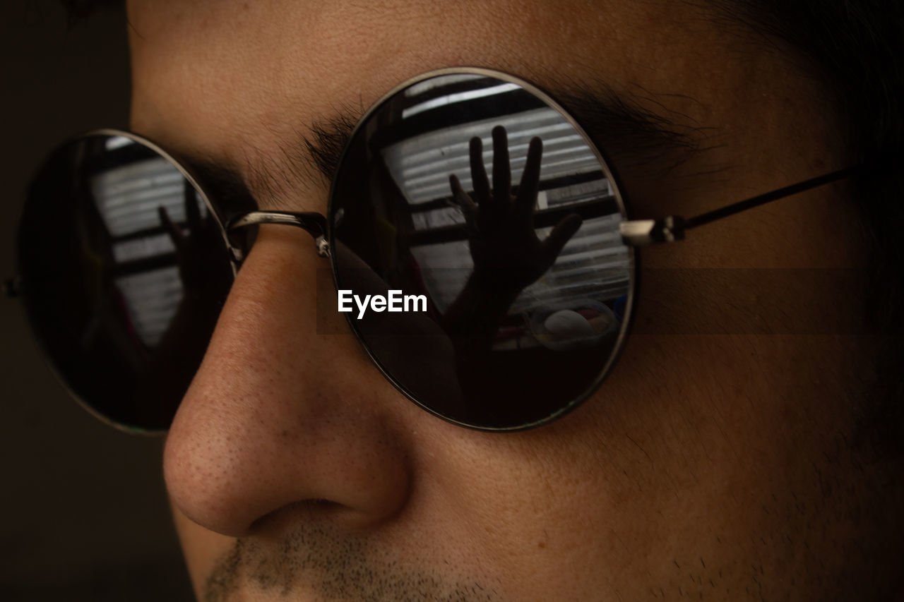 CLOSE-UP PORTRAIT OF MAN WITH SUNGLASSES