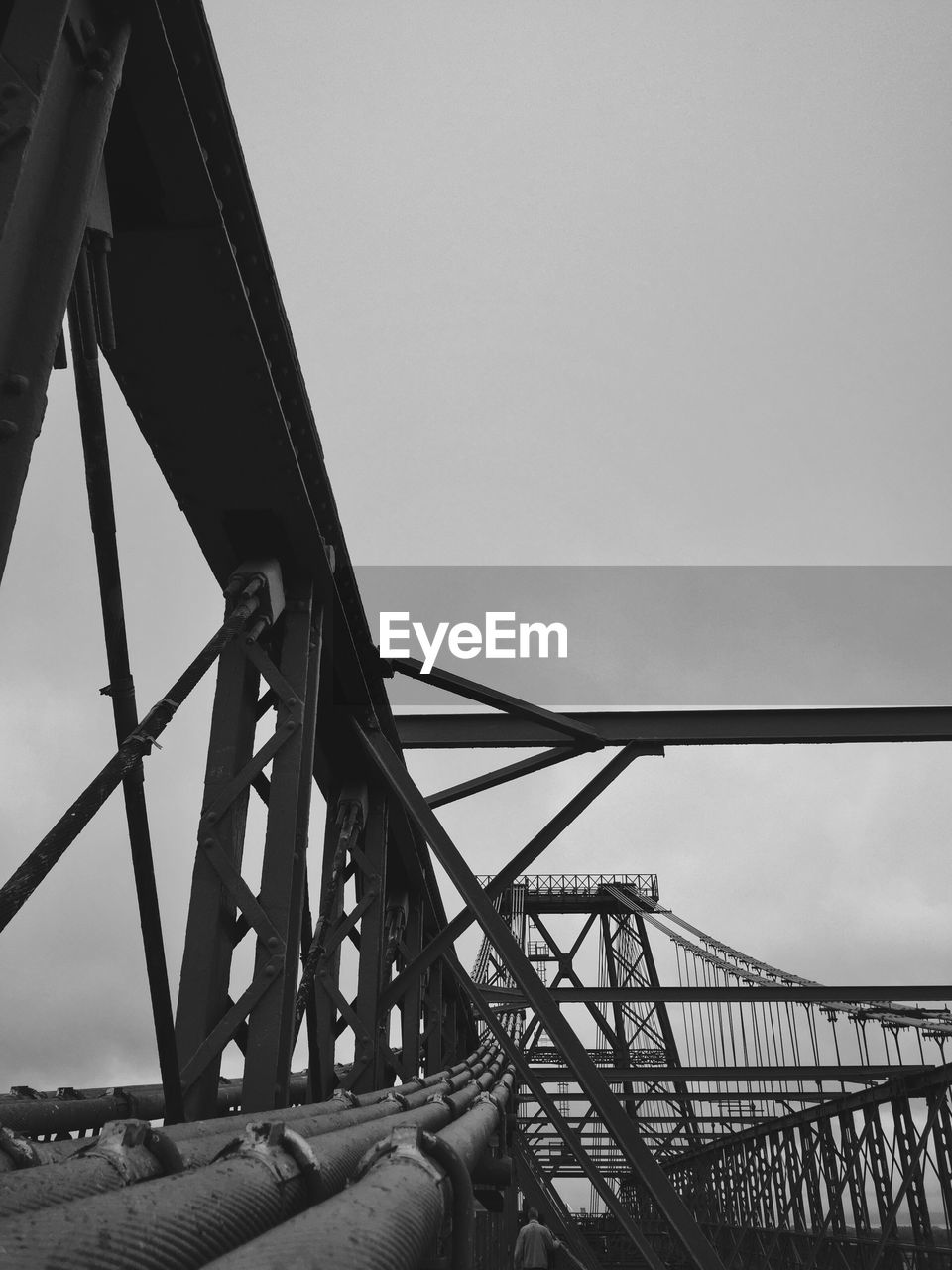 LOW ANGLE VIEW OF GOLDEN GATE BRIDGE AGAINST SKY