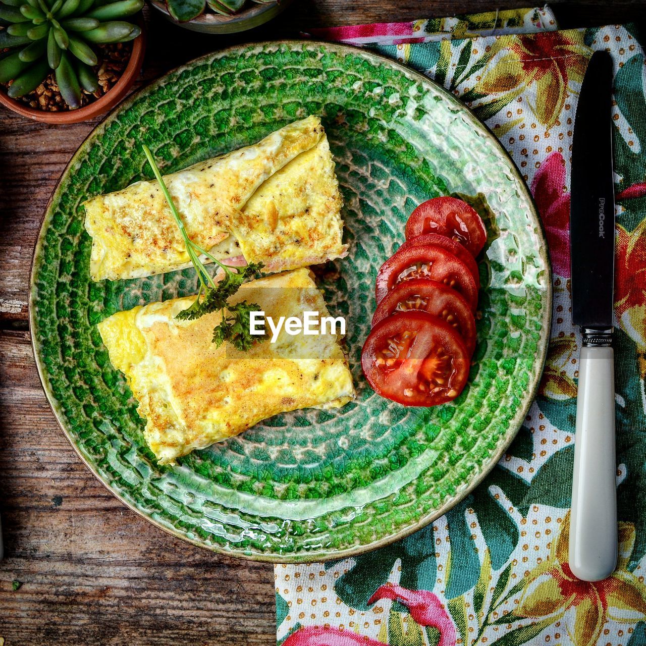 HIGH ANGLE VIEW OF BREAKFAST