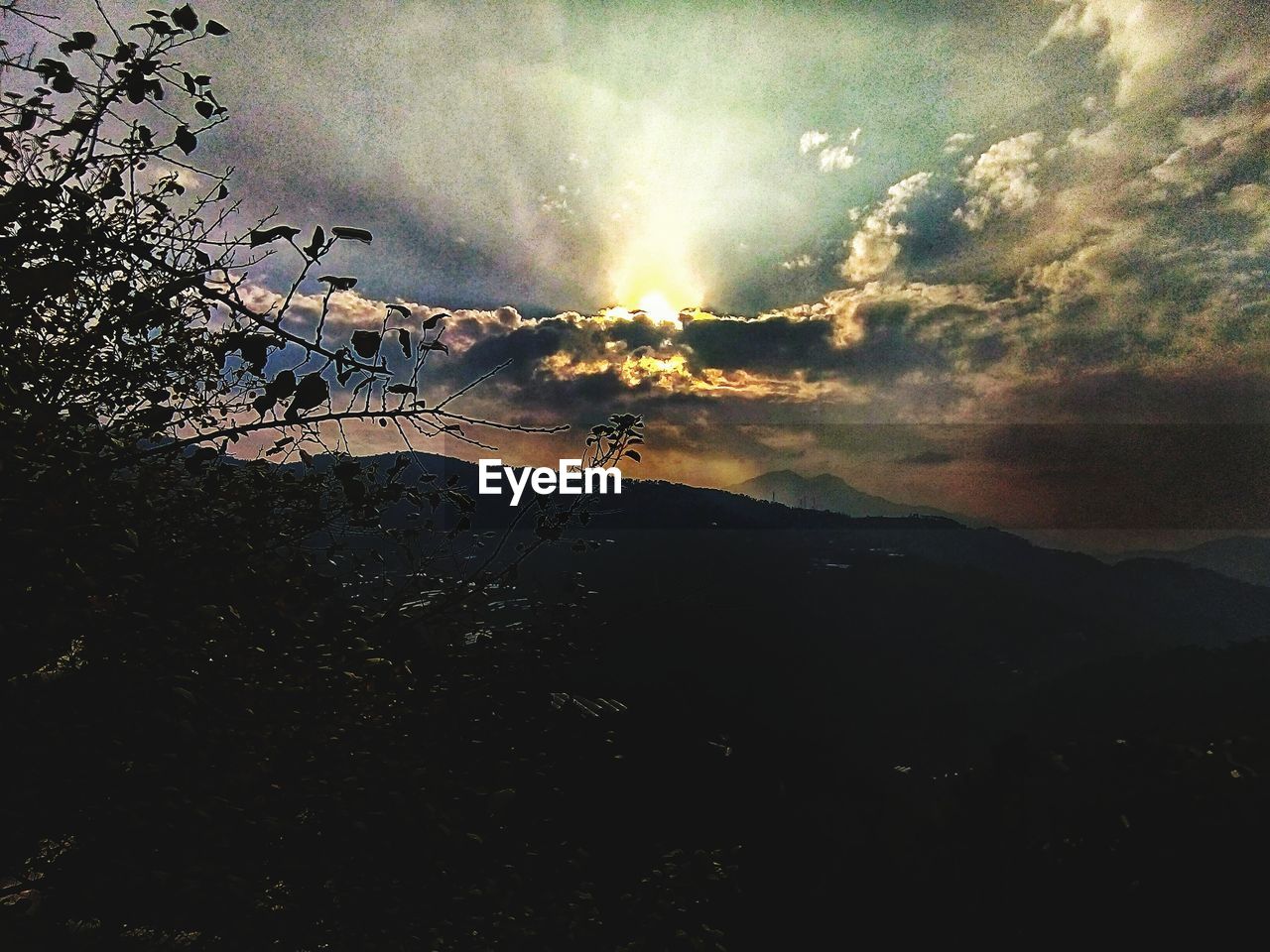 SCENIC VIEW OF SILHOUETTE MOUNTAINS AGAINST SKY DURING SUNSET