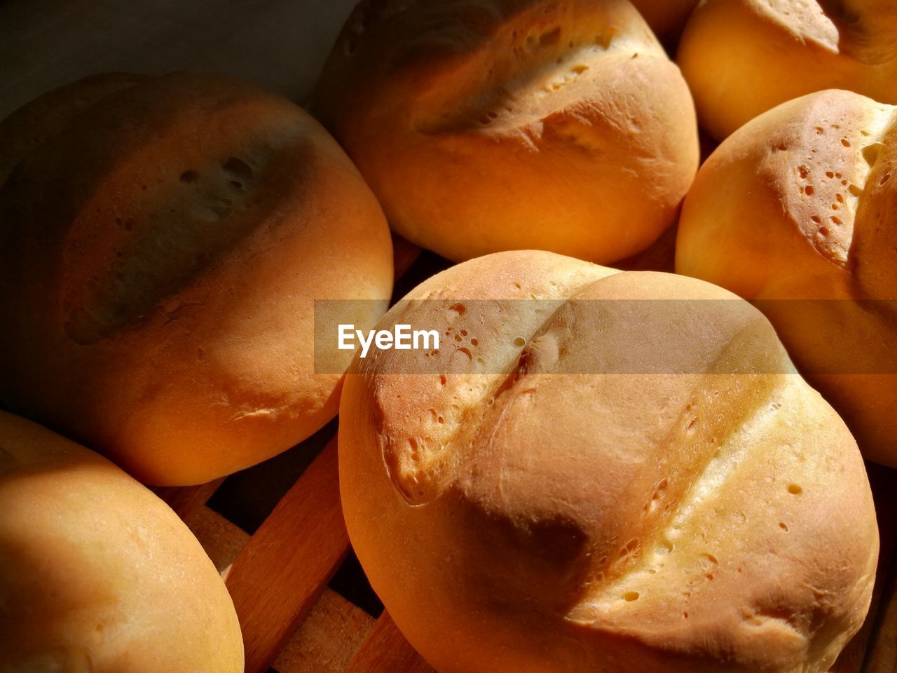 HIGH ANGLE VIEW OF BREAD IN CONTAINER ON TABLE