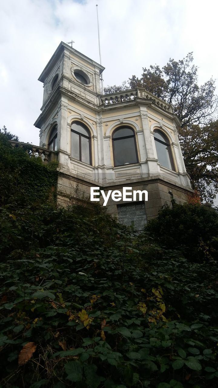 LOW ANGLE VIEW OF BUILT STRUCTURE AGAINST THE SKY